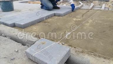 工人在沙质表面安装大型混凝土砌块-10s